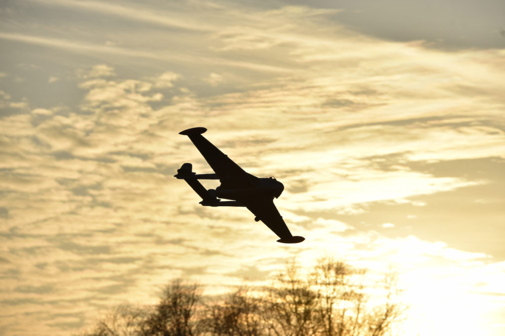 Fliegen in den Sonnenuntergang